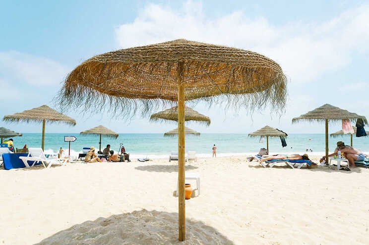 Acesso interdito à praia de Faro