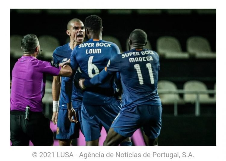 Loum tem reação agressiva após cumprimento de Pepe