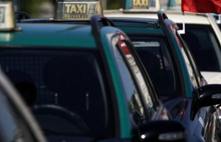 Câmara de Lisboa dá 500 euros a cada taxista para compensar quebra devido à covid-19