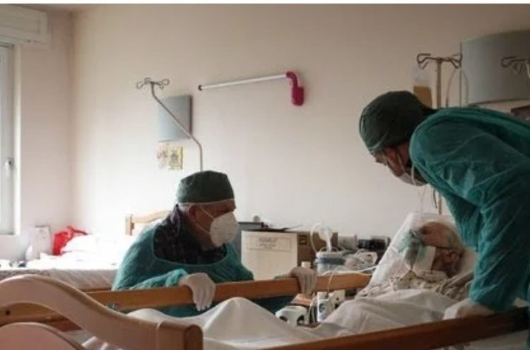 Mais 15.073 casos e novo máximo de mortes: 293