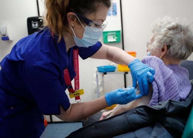 Noruega diz não haver relação entre mortes de idosos e vacinação