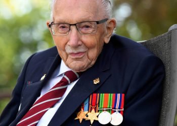 Morre veterano inglês que arrecadou milhões para combater a Covid-19