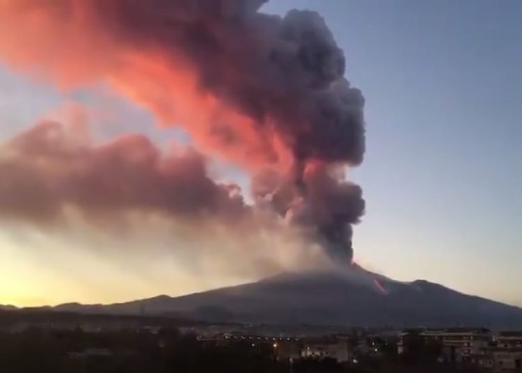 Vulcão Etna entra em erupção novamente