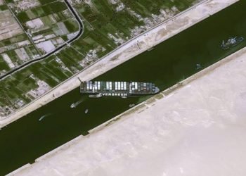 Navio encalhado no Canal de Suez pode afetar economia global