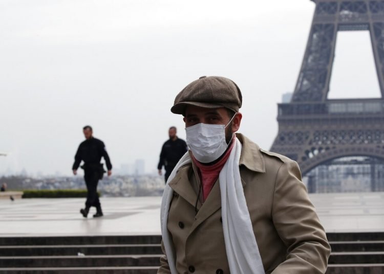 França decreta lockdown de um mês para 21 milhões de habitantes