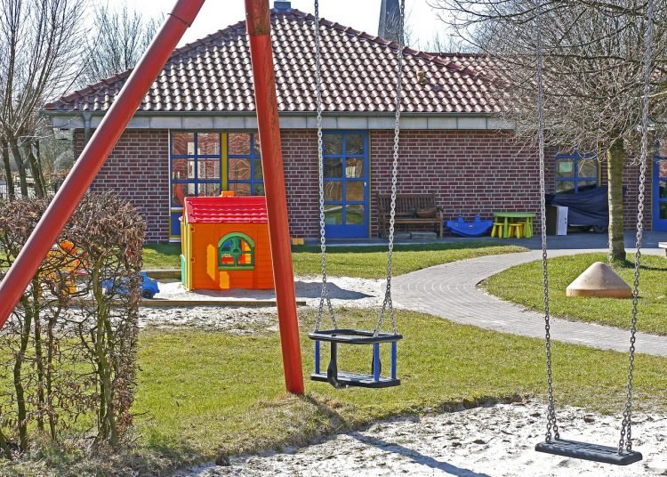 Creches e escolas vão reabrir na próxima semana