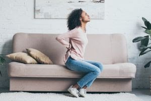 Mesmo após a cura, Covid pode causar dores nas costas, ombros e pés