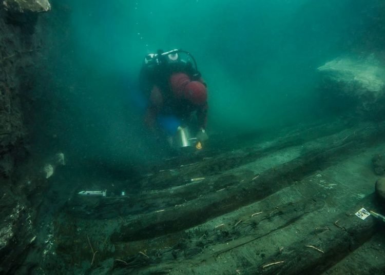 Egito encontra antigo navio militar e covas gregas em cidade submersa