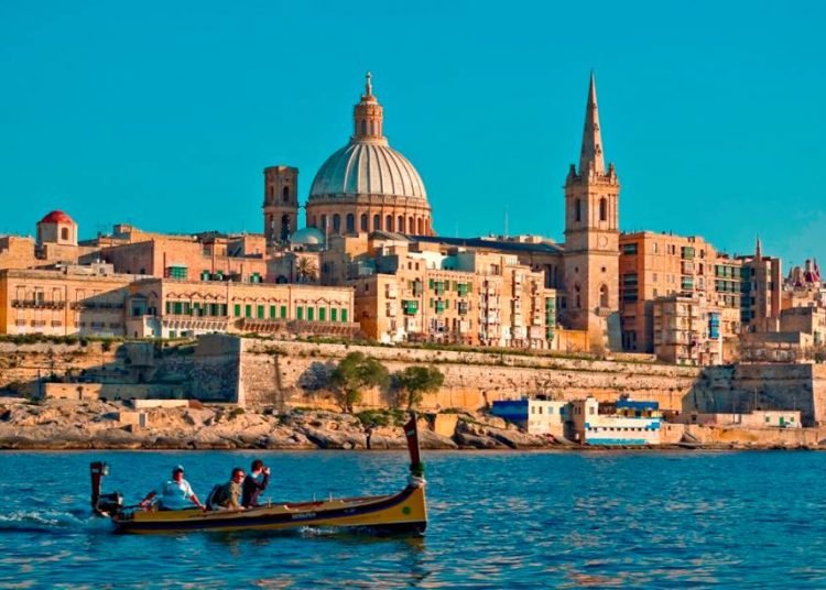 Malta fecha fronteiras a viajantes não vacinados