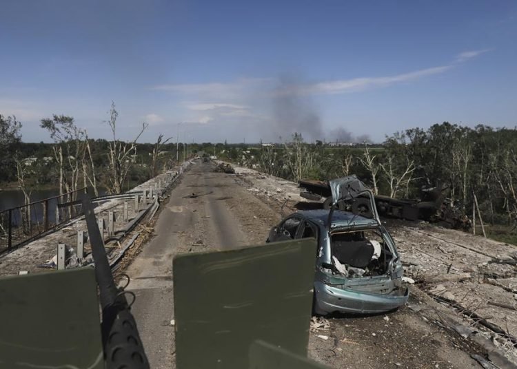 Forças russas destroem ponte em Sievierodonetsk