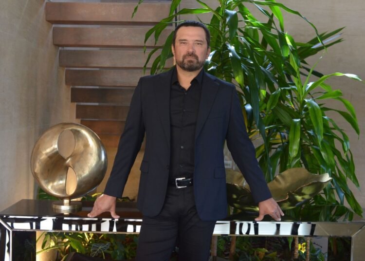 Cirurgião explica se viajar de avião pós-cirurgia plástica pode causar prejuízos à saúde