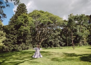 MPB com mensagem espiritual em “Aroeira em Aruanda” da cantora brasileira Sylvestra Bianchi