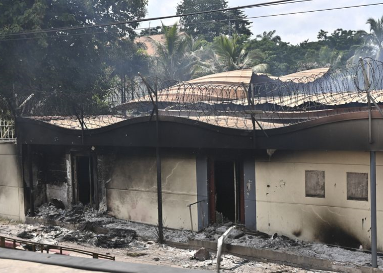 Manifestantes atacam embaixadas estrangeiras no Congo devido ao avanço dos rebeldes M23