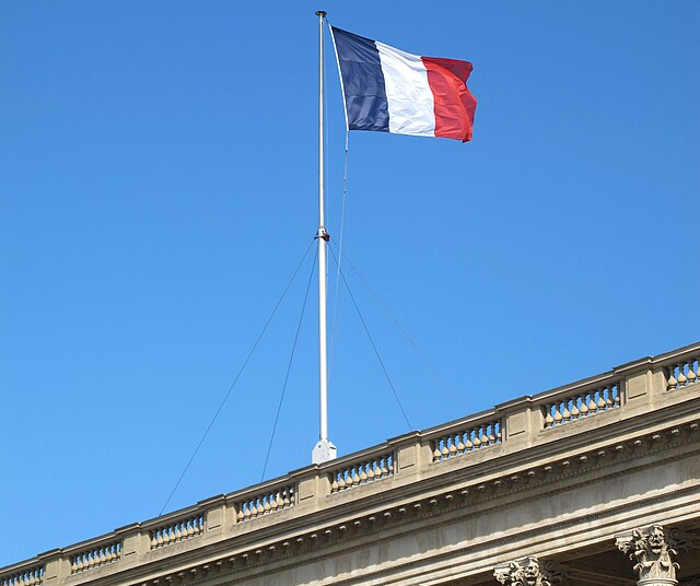 Centenas de migrantes despejados de teatro em Paris após ocuparem o local durante meses.