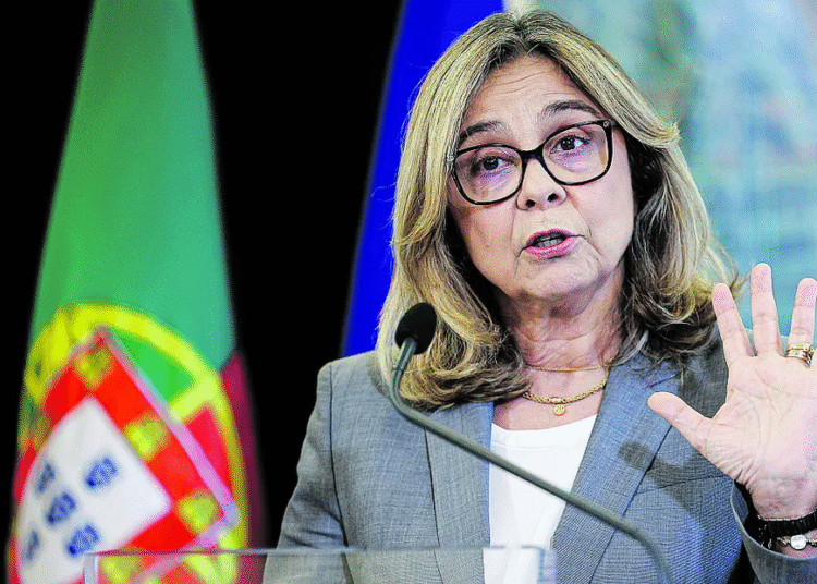 Mulheres Socialistas pedem demissão da ministra da Saúde por caso de parto na rua