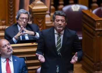 O presidente do Chega, André Ventura, acusou o PS de cometer uma “traição ao povo português”