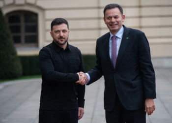 Luís Montenegro, em visita oficial à Ucrânia, admite envio de força de paz