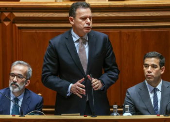 O primeiro-ministro considerou esta quinta-feira que as urgências regionais de obstetrícia são a única solução técnica possível para responder a situações de parto iminente