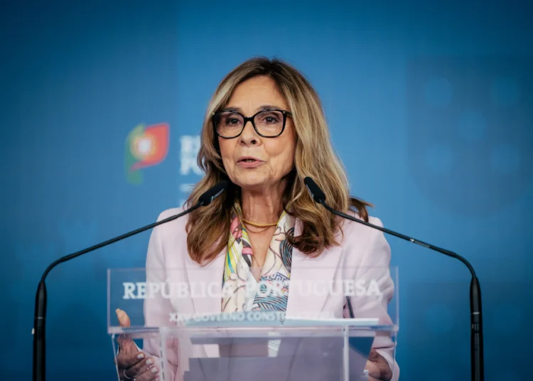 Ministra da Saúde defende saída de utentes com alta clínica dos hospitais