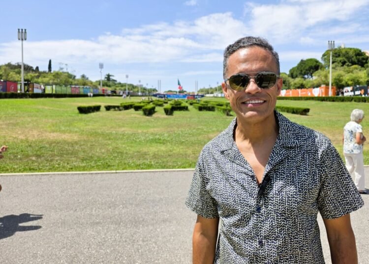 Cantor e compositor luso-brasileiro, Rodrigo Almeida afirma-se em Portugal como “ponte cultural” entre as raízes portuguesas e a alma brasileira